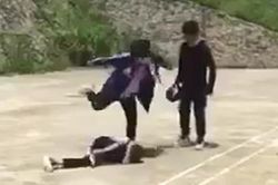 Người mẹ bàng hoàng xem clip con bị quây đánh vỡ nát mũ bảo hiểm, hé lộ chi tiết xót xa