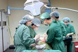 Bệnh viện Việt Nam - Thụy Điển Uông Bí cứu sống hai bệnh nhi đa chấn thương nặng