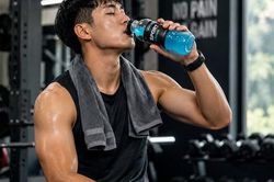 Tập luyện ngày hè: Khi nào nên dùng đồ uống thể thao thay vì nước lọc?
