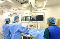 Hút thuốc lá nhiều năm, người đàn ông 45 tuổi suýt tử vong vì tắc cùng lúc 2 mạch vành nuôi tim