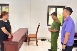 'Nữ quái' sinh năm 2k2 mang dao vào quán trà sữa chém người