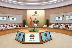 Thủ tướng: Tiếp tục miễn, giảm thuế, phí… để 'khoan sức dân', tính toán kỹ việc tăng giá dịch vụ thiết yếu