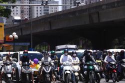 Bắc Bộ và Trung Bộ nắng nóng gay gắt, chiều tối có mưa dông