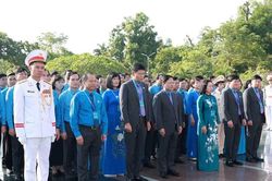 Đoàn đại biểu dự Đại hội XIV Công đoàn Việt Nam vào Lăng viếng Chủ tịch Hồ Chí Minh