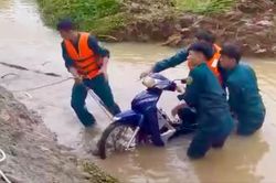 Kịp thời cứu 3 người d&acirc;n bị nước cuốn tr&ocirc;i ở Đồng Nai
