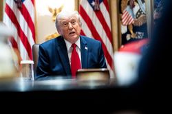 Kinh tế Mỹ bị b&agrave;o m&ograve;n, &ocirc;ng Trump 'kh&ocirc;ng quan t&acirc;m, kh&ocirc;ng &aacute;p lực'?