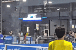 Sân pickleball bị dột, hóa 'thác nước' sau mưa lớn ở TP.HCM