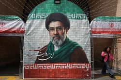 Mỹ h&eacute; lộ vai tr&ograve; ng&agrave;y c&agrave;ng lớn của L&atilde;nh tụ Tối cao Iran