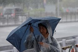 Bão Jangmi áp sát Tokyo, Nhật Bản hỗn loạn