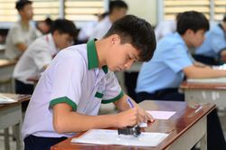 Sở GD&ĐT TP.HCM n&oacute;i đề chuy&ecirc;n L&yacute; sai do 'lỗi đ&aacute;nh m&aacute;y'