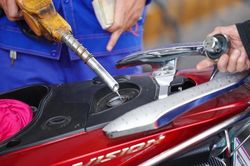 Gặp xăng k&eacute;m chất lượng th&igrave; phản &aacute;nh qua đ&acirc;u?