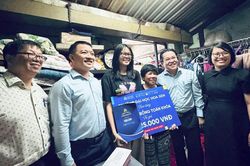 Trao học bổng to&agrave;n phần cho nữ lớp trưởng được 'nhặt nu&ocirc;i' từ hẻm nhỏ