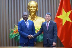 Thủ tướng L&ecirc; Minh Hưng: Đề nghị Ch&iacute;nh phủ Angola tiếp tục hỗ trợ Tập đo&agrave;n C&ocirc;ng nghiệp &ndash; Năng lượng Quốc gia v&agrave; c&aacute;c doanh nghiệp Việt Nam