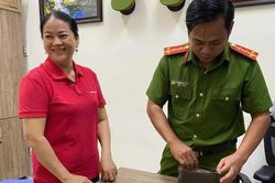 Bị rơi nhiều nhẫn v&agrave;ng v&agrave; b&ocirc;ng tai, khổ chủ hốt hoảng đến b&aacute;o c&ocirc;ng an