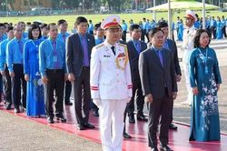 Đoàn đại biểu dự Đại hội XIV Công đoàn Việt Nam vào Lăng viếng Chủ tịch Hồ Chí Minh