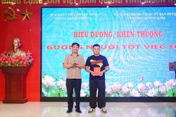 Khen thưởng thanh niên dũng cảm khống chế đối tượng dùng dao tấn công phụ nữ