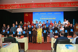 Ra mắt s&aacute;ch 'V&igrave; nh&acirc;n d&acirc;n qu&ecirc;n m&igrave;nh'