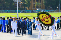 Đoàn đại biểu dự Đại hội XIV Công đoàn Việt Nam vào Lăng viếng Chủ tịch Hồ Chí Minh