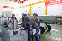 'Điểm tựa' bảo đảm kỹ thuật sức mạnh chiến đấu của Hải qu&acirc;n