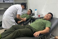 2 cán bộ Công an kịp thời hiến máu cứu người