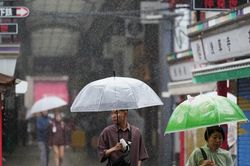Mưa lớn, giao th&ocirc;ng t&ecirc; liệt ở thủ đ&ocirc; Tokyo