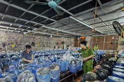 Bắt tạm giam 3 đối tượng dùng hóa chất sản xuất gần 1.000 tấn giá đỗ