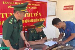 Nghệ An: Người dân vùng biên tự nguyện giao nộp súng kíp tự chế