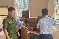 H&agrave; Nội: Ph&aacute;t hiện gần 8.300 bao thuốc l&aacute; nhập lậu, chuyển hồ sơ sang cơ quan C&ocirc;ng an xử l&yacute;