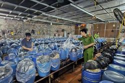 Khởi tố 3 chủ cơ sở sản xuất gi&aacute; đỗ sử dụng h&oacute;a chất cấm đưa gần 1.000 tấn sản phẩm ra thị trường