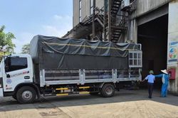 Gi&aacute;m s&aacute;t ti&ecirc;u hủy l&ocirc; thực phẩm nhập lậu trị gi&aacute; hơn 328 triệu đồng tại H&agrave; Nội