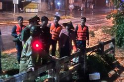 3 phụ nữ cùng xe máy bị nước lũ cuốn trôi trong đêm