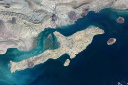 V&igrave; sao Mỹ nhắm mục ti&ecirc;u v&agrave;o đảo Qeshm của Iran?