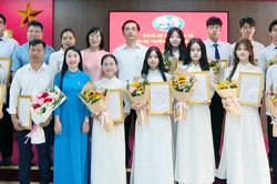 Trở th&agrave;nh đảng vi&ecirc;n tuổi 18 trong m&ugrave;a t&igrave;nh nguyện Hoa phượng đỏ