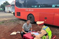 T&agrave;i xế 'thở ra cồn' vẫn cầm l&aacute;i chở 38 kh&aacute;ch