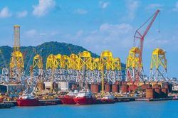 Chuyển dịch năng lượng: Tái cấu trúc từ dầu khí đến chuỗi giá trị năng lượng