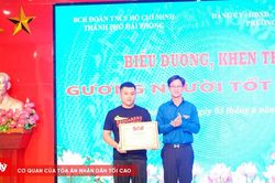 Khen thưởng nam thanh ni&ecirc;n dũng cảm cứu phụ nữ khỏi kẻ cầm dao
