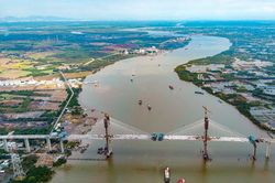 Cầu dây văng cao nhất Việt Nam trên tuyến Bến Lức - Long Thành sắp hợp long