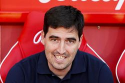 Andoni Iraola ra điều kiện khi ký 2 năm với Liverpool