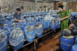Ba chủ cơ sở 'tuồn' gần 1.000 tấn giá đỗ ngâm 'nước kẹo' ra thị trường