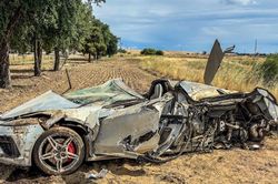 Chevrolet Corvette C8 tan nát sau cú vào cua định mệnh, tài xế vẫn sống sót