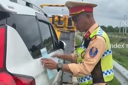 Kiểm tra &ocirc; t&ocirc; chạy qu&aacute; tốc độ, CSGT ph&aacute;t hiện th&ecirc;m loạt lỗi nghi&ecirc;m trọng