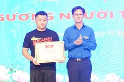 Khen thưởng nam thanh niên dũng cảm khống chế kẻ cầm dao tấn công phụ nữ