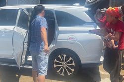 Người mẹ địu con, đẩy xe nôi giữa nắng 40 độ đã lên xe về Hà Nội