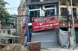 Đào móng công trình khiến nhà bên cạnh sụt lún, 10 hộ phải sơ tán