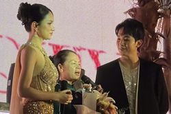 Á hậu Hương Giang xúc động nghẹn ngào khi thấy fan vây kín ở sân bay chào đón