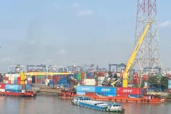 Kim ngạch xuất nhập khẩu năm th&aacute;ng đạt tr&ecirc;n 445 tỷ USD, tăng 25% so c&ugrave;ng kỳ