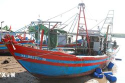 Nghệ An lai dắt tàu cá bị chìm gần cửa biển Lạch Vạn vào bờ an toàn