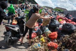 Núi rác trở thành 'bom hẹn giờ' tại Indonesia
