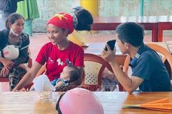 Hỗ trợ 3 mẹ con đi bộ 'xuy&ecirc;n Việt' giữa trời nắng gắt trở về nh&agrave;
