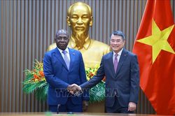 Thủ tướng L&ecirc; Minh Hưng tiếp Bộ trưởng Ngoại giao Cộng h&ograve;a Angola T&eacute;te Ant&oacute;nio